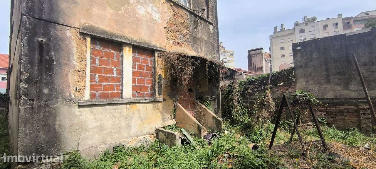 Moradia Isolada T5 para Obras Totais com Logradouro - Grande imagem: 2/19