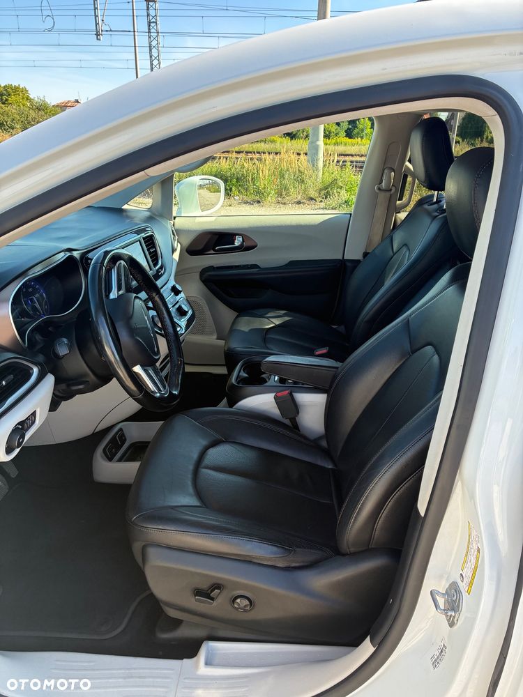 Chrysler Pacifica - 10