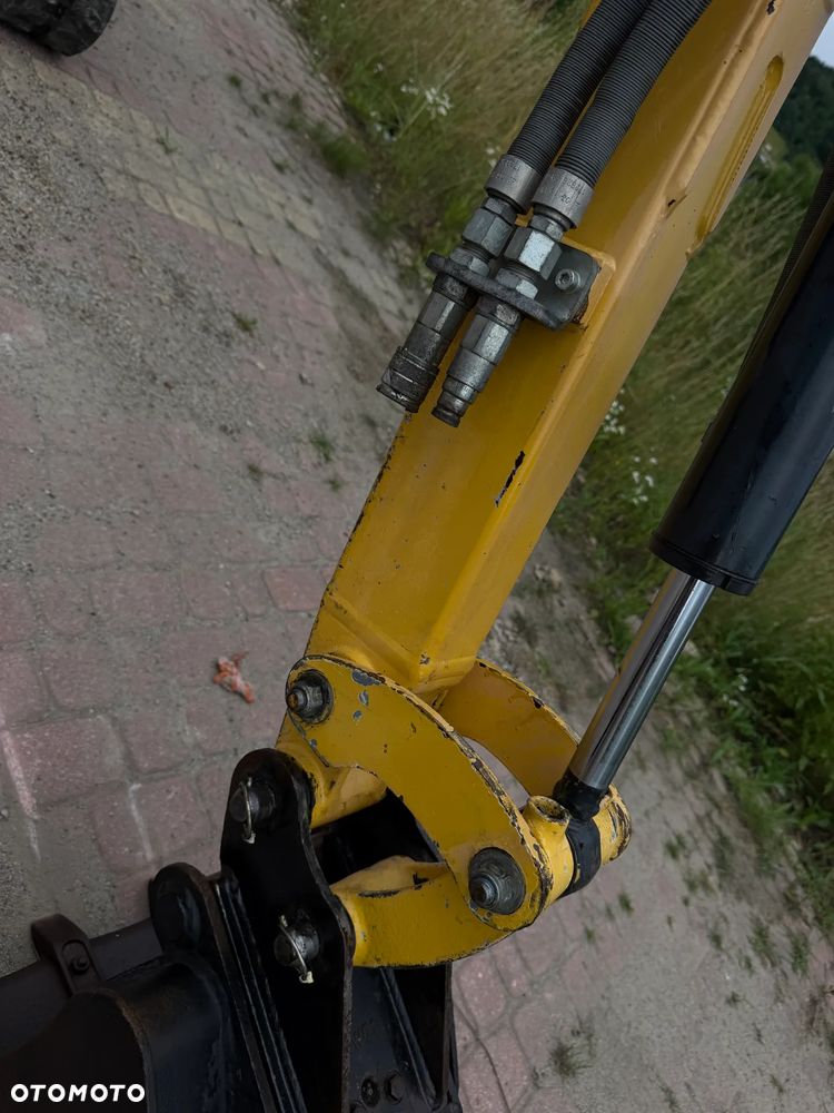 Yanmar SV18 Koparka Gąsienicowa 2 tony. Długie ramię PLUS. Szybkozłącze plus łyżka kopiąca. Rozsuwane Hydr. podwozie! Sprowadzona z Gospodarstwa Norweskiego! Maszyna jak Nowa z Salonu! 2017 rok. 1200 mtg! Gąsienice bez zużycia jak Nowe! szybka wolna jazda. Ani deka luzów i wycieków. OKAZJA Dodatkowe sekcje Hydrauliczne pod młot i wiertnice. Fabryczny lakier na podzespołach! Zebatki w pięknym stanie. Ogrzewana wentylowana Kabina. OKAZJA TANIO - 23