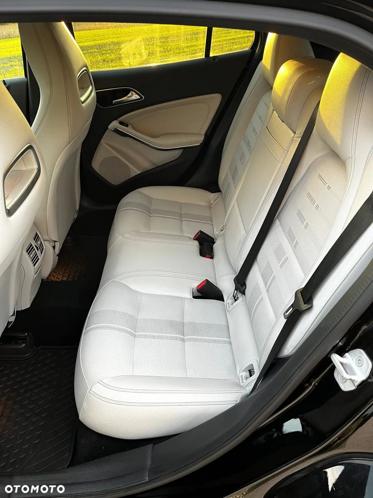 Mercedes-Benz GLA 200 7G-DCT AMG Line - 13