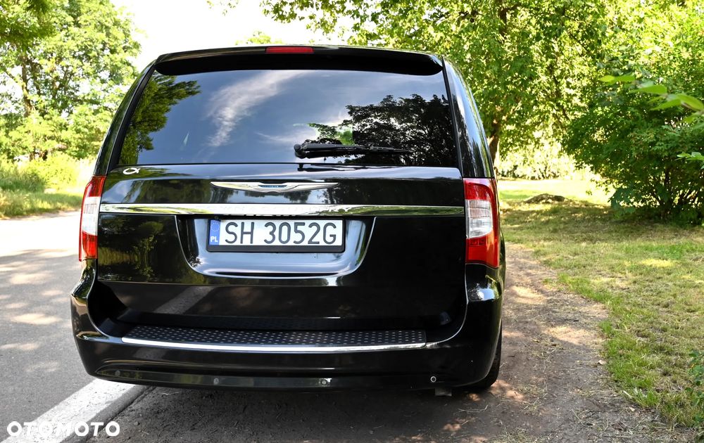 Chrysler Town & Country - 12