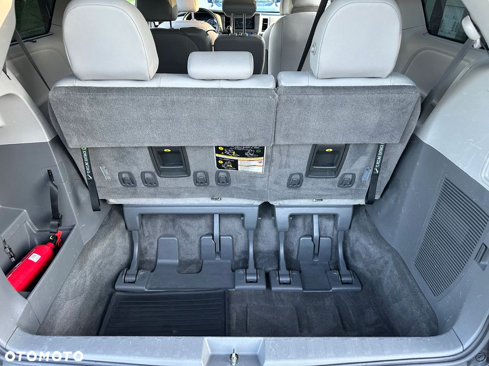 Toyota Sienna - 7