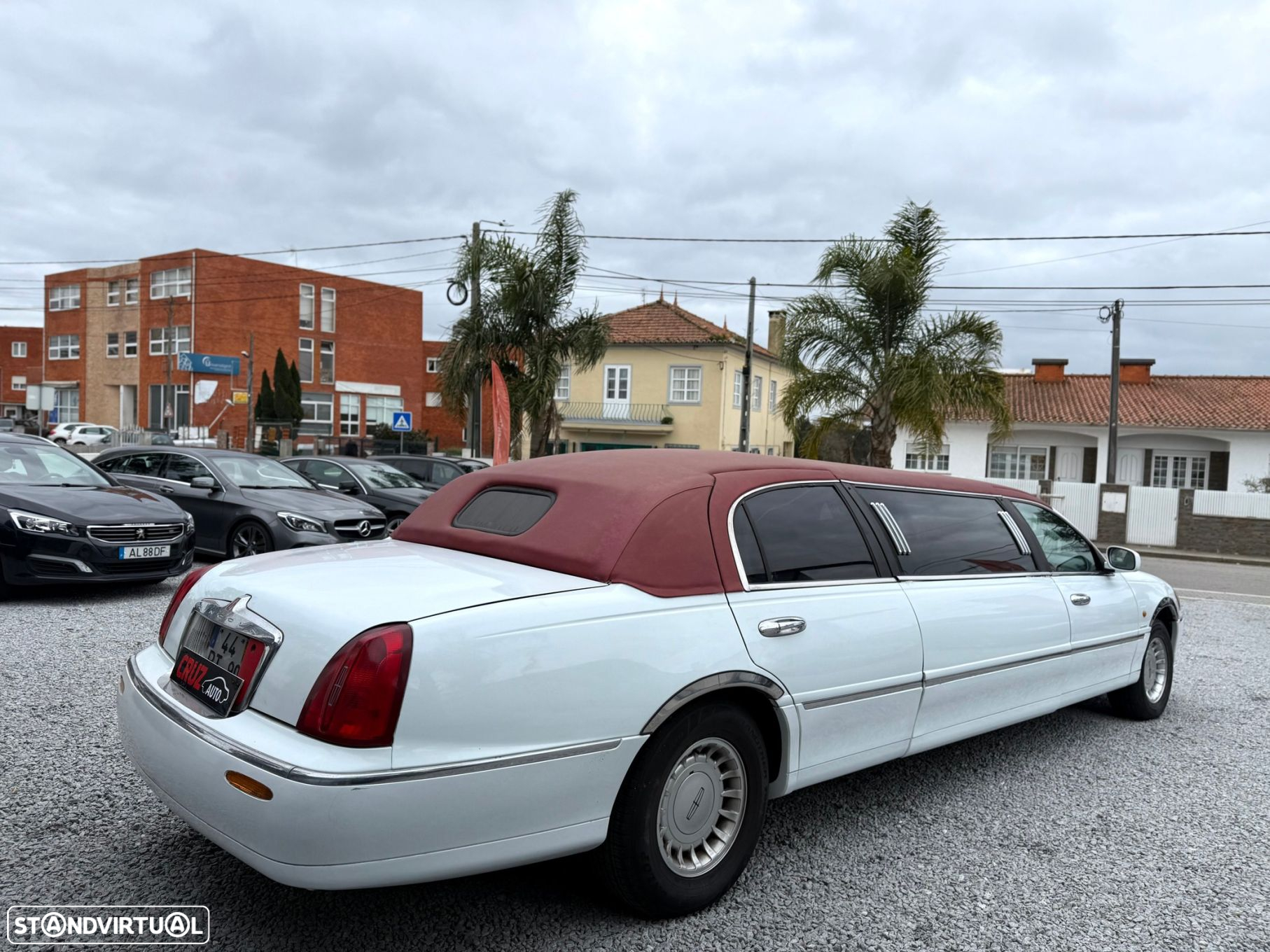 Lincoln Town Car - 17