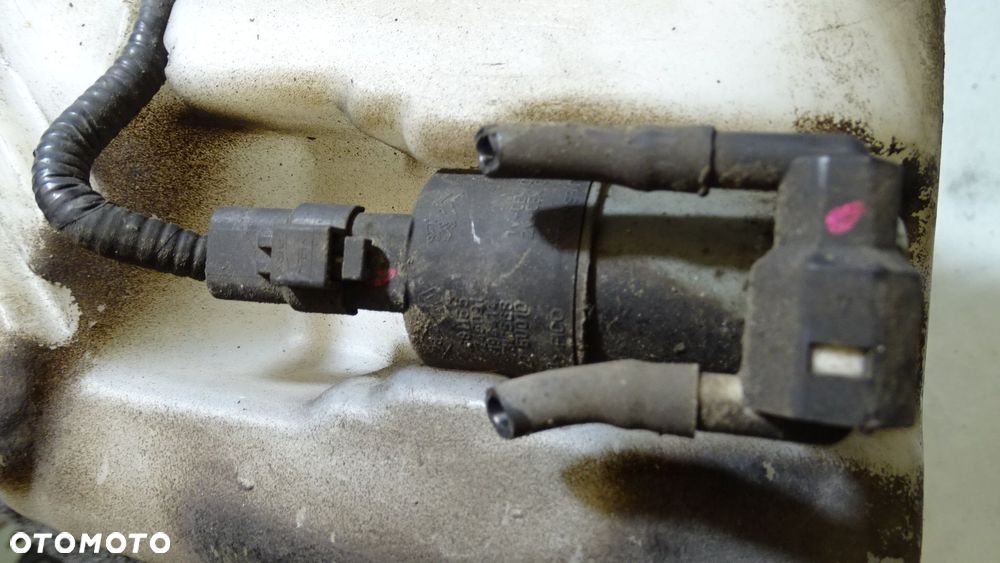 ZBIORNICZEK SPRYSKIWACZY NISSAN QASHQAI 1.6 - 8