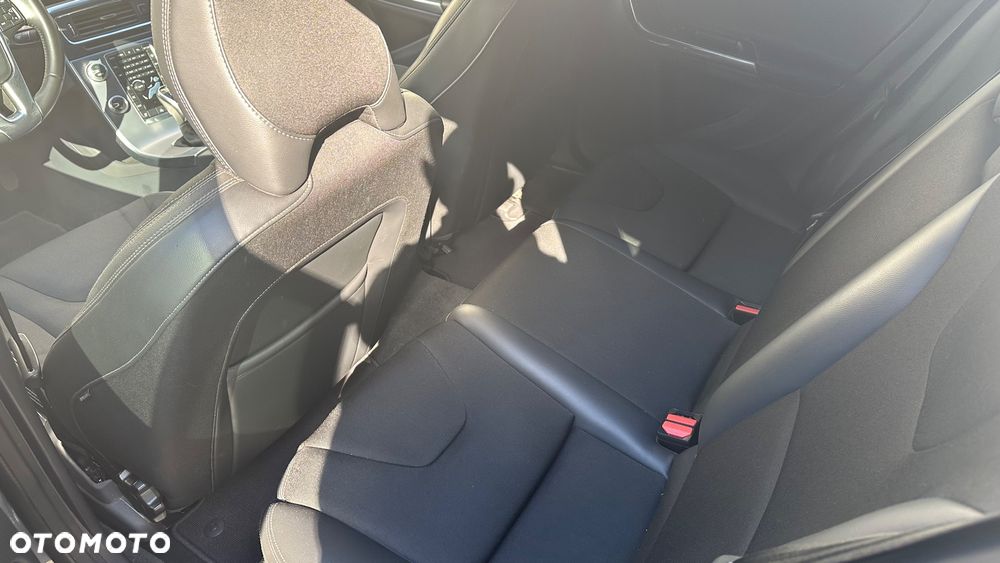 Volvo V60 Cross Country - 18