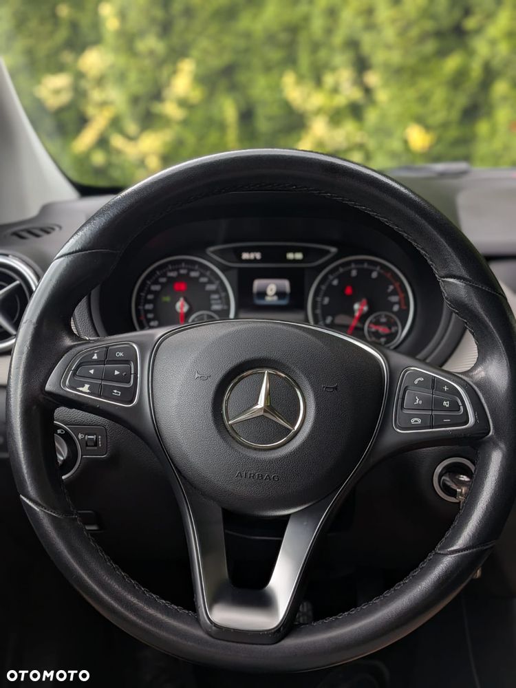 Mercedes-Benz Klasa B 180 Edition - 19