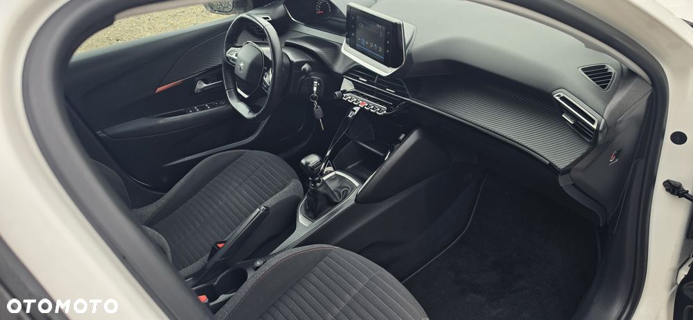 Peugeot 208 - 8