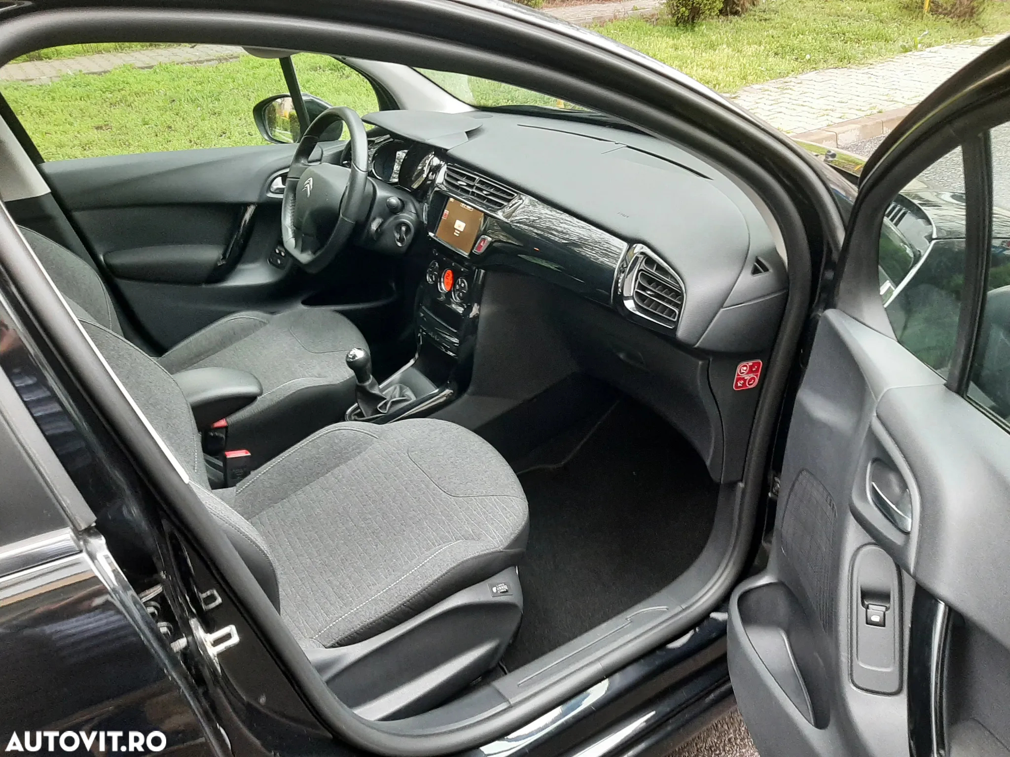 Citroën C3 1.2 PureTech BVM Shine - 8