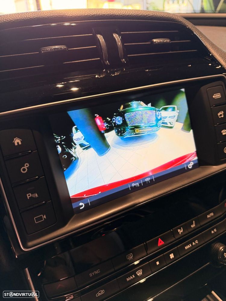 Jaguar XE 2.0 D R-Dynamic S - 24