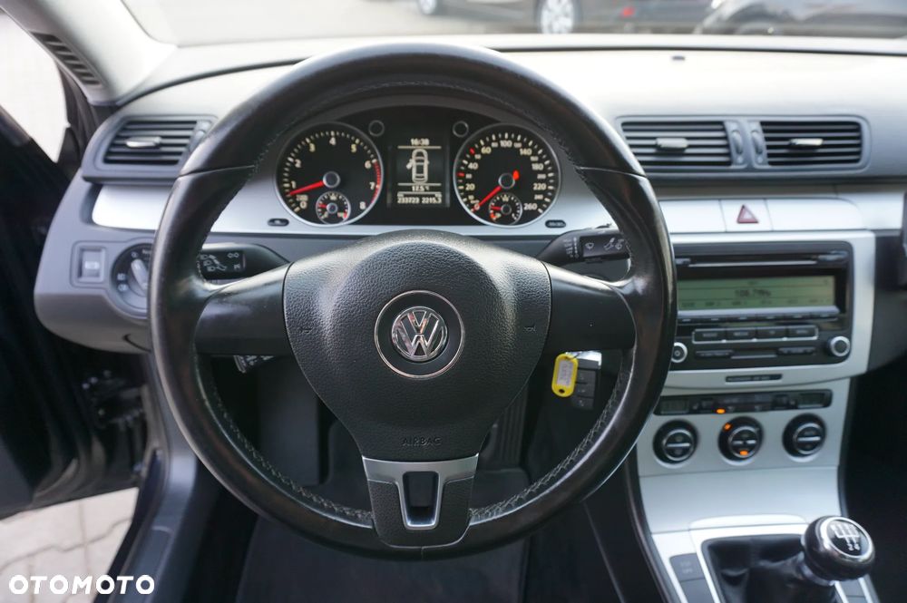 Volkswagen Passat 1.6 Comfortline Family - 33