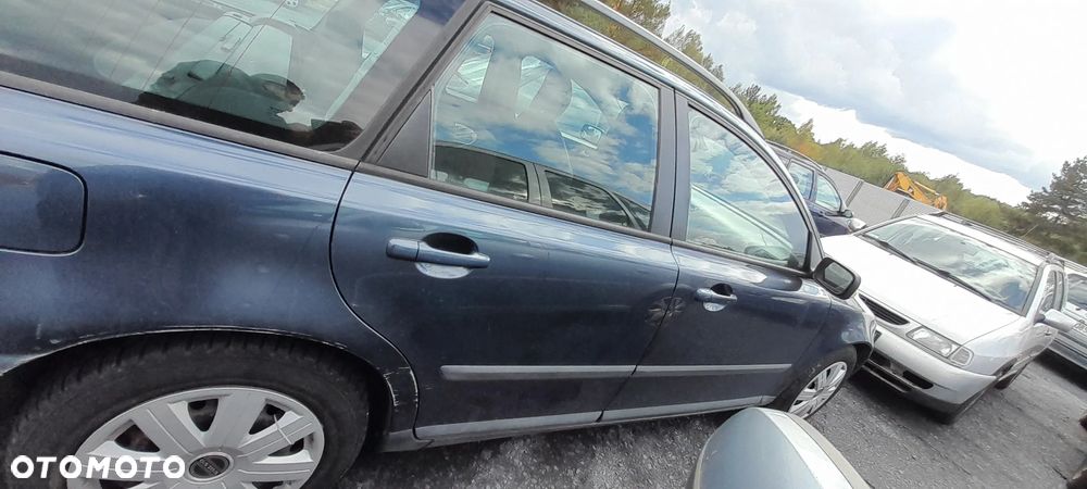 VOLVO V50 KOMBI DRZWI PRAWY TYŁ TYLNE PRAWE KOMPLETNE 466-46 nr. 83/9 - 1