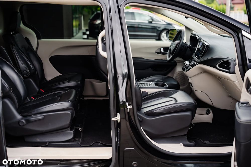 Chrysler Pacifica - 11