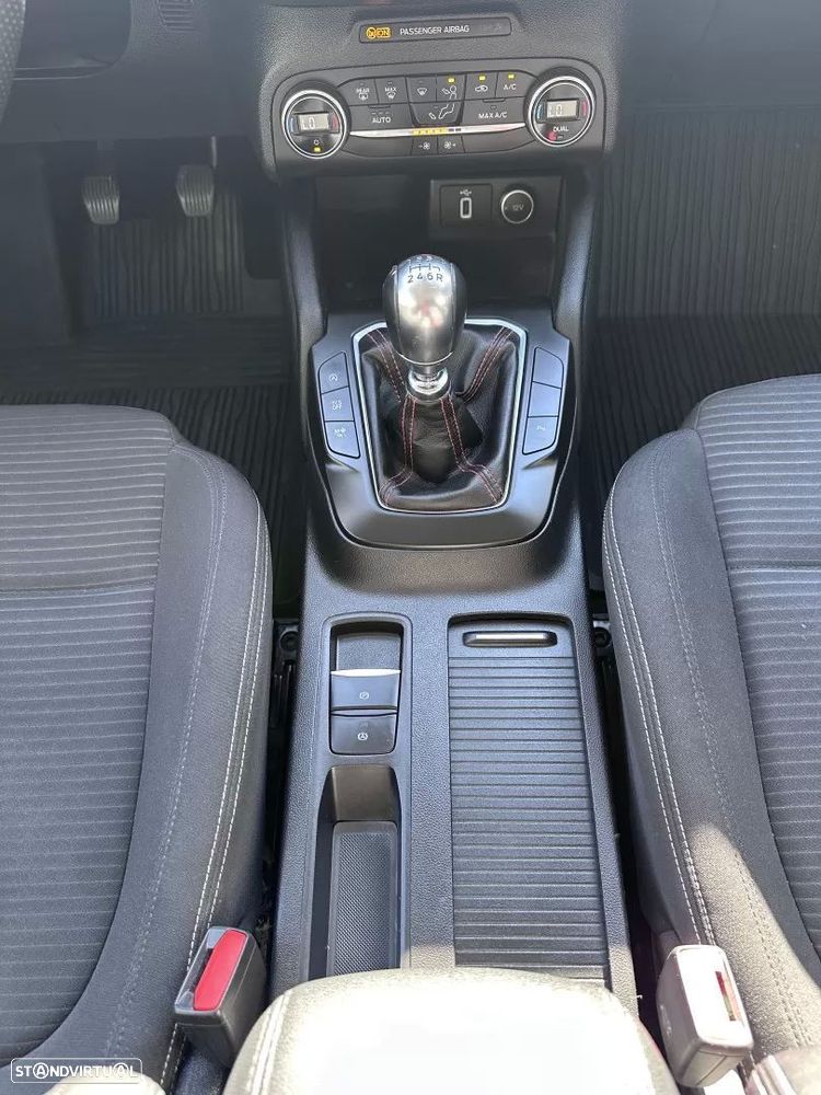 Ford Focus 1.0 EcoBoost S&S TITANIUM - 27