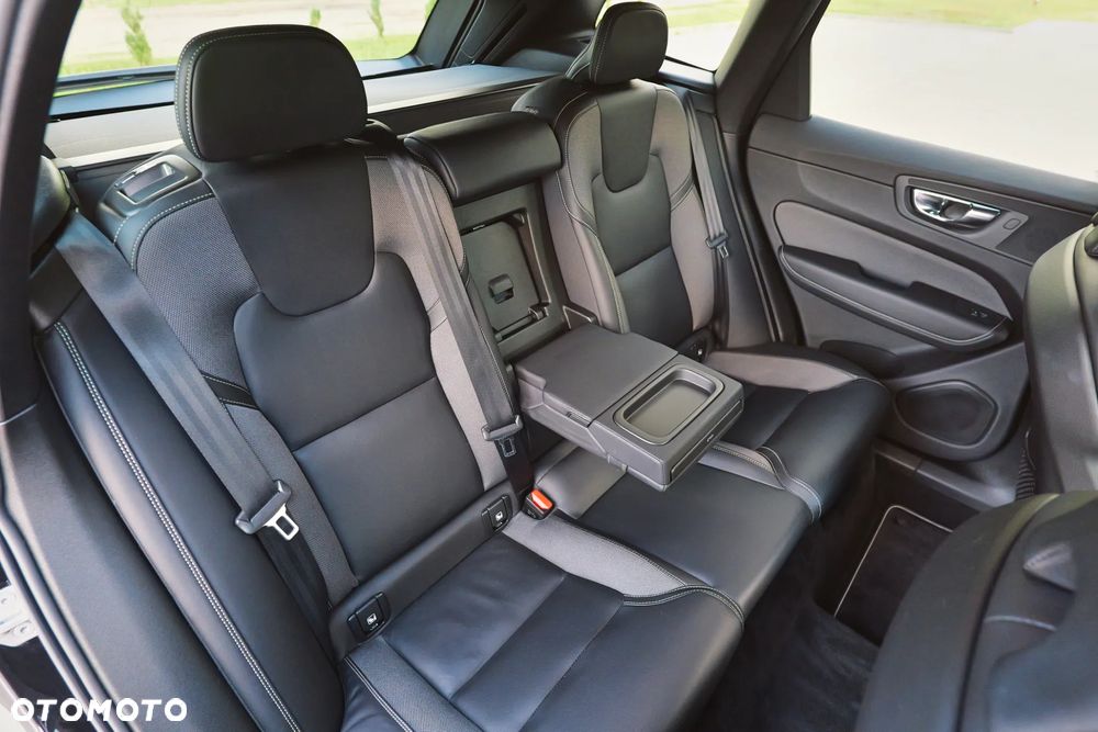 Volvo XC 60 B5 D AWD R-Design - 29
