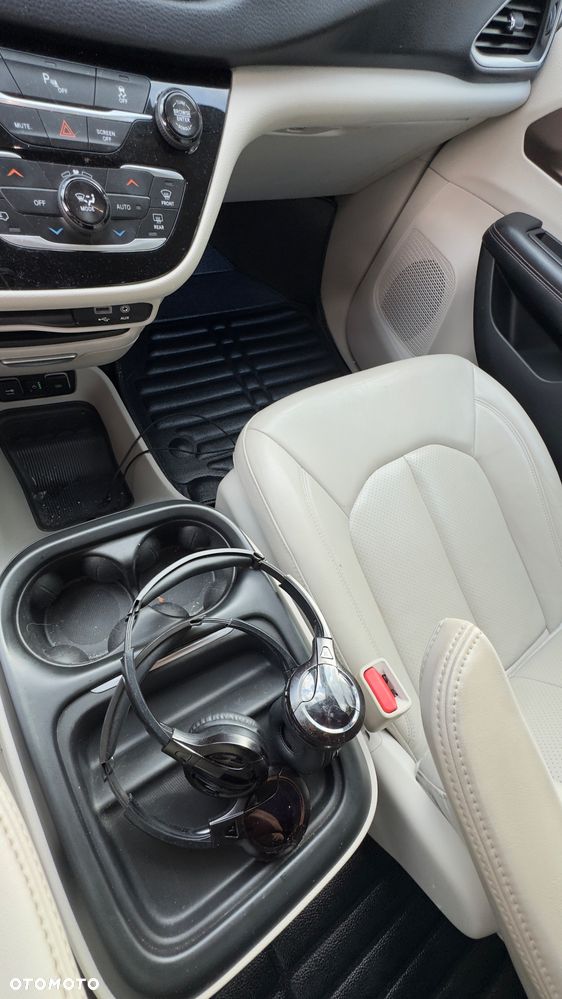 Chrysler Pacifica - 15