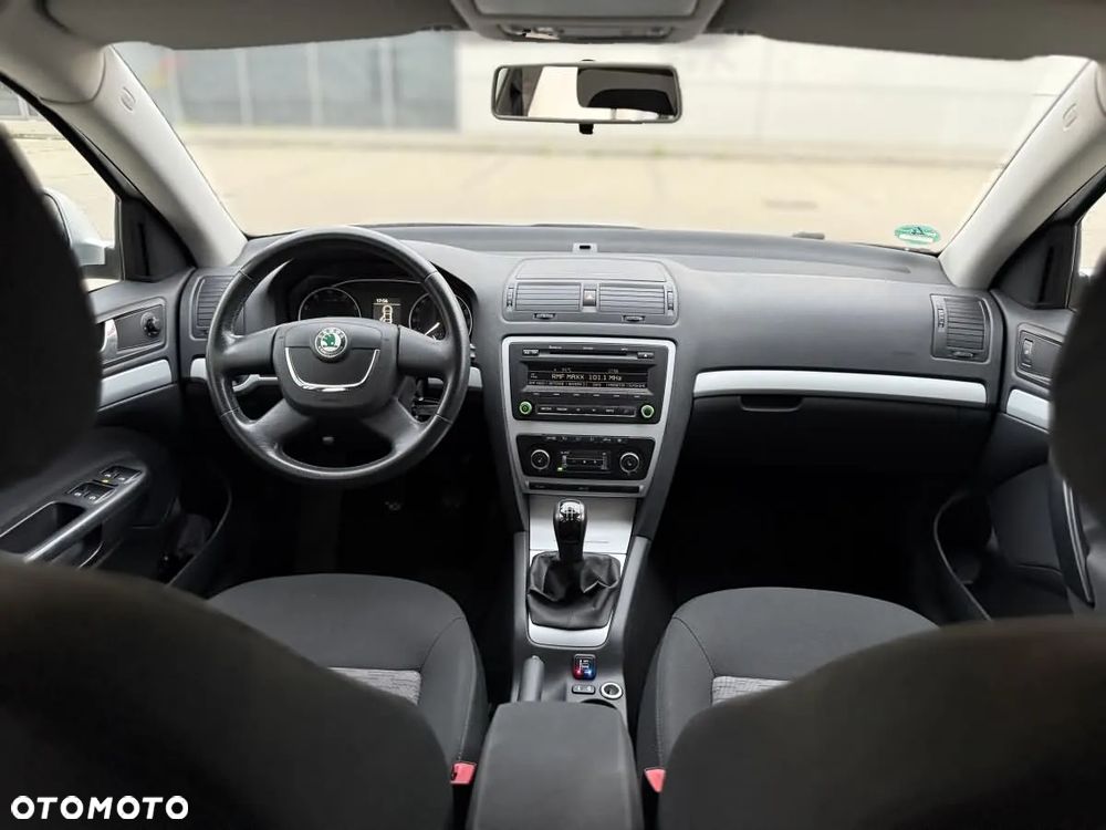 Skoda Octavia 1.6 Ambiente - 23