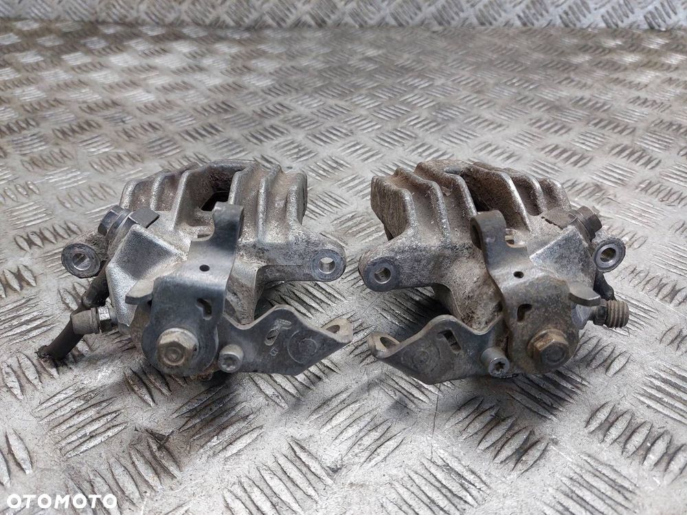 ZACISK HAMULCOWY LEWY TYŁ + PRAWY TYŁ VOLKSWAGEN GOLF IV - 2