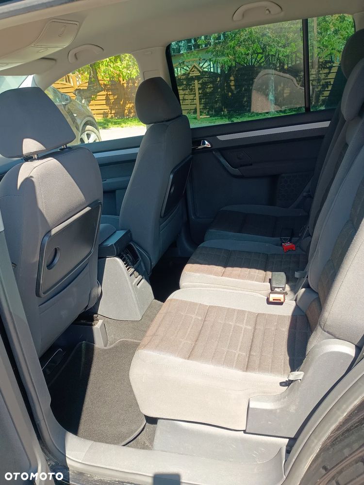 Volkswagen Touran - 12