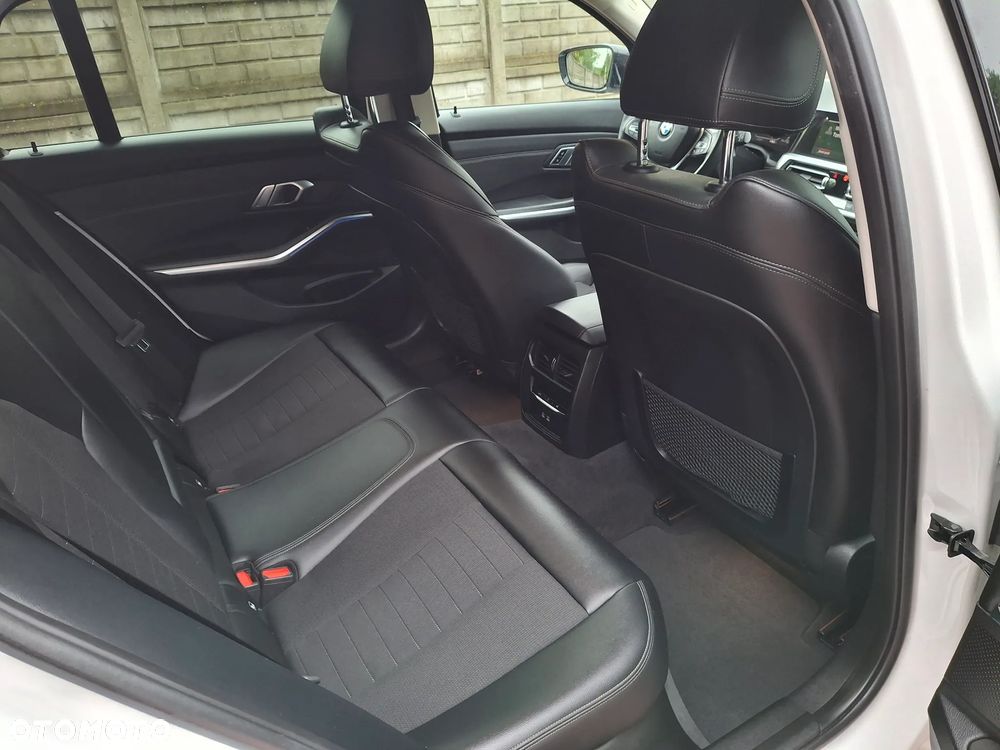 BMW Seria 3 318i Sport Line - 25