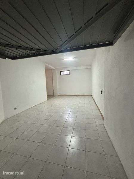 Garagem Espaçosa com Luz Natural e Agua - Grande imagem: 5/5