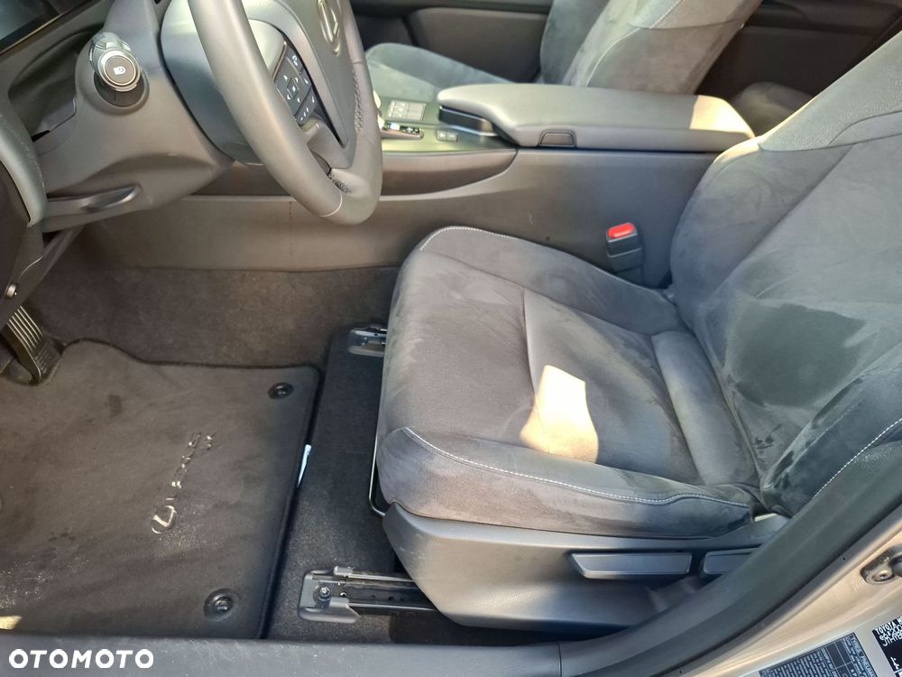 Lexus UX 300h Business - 11