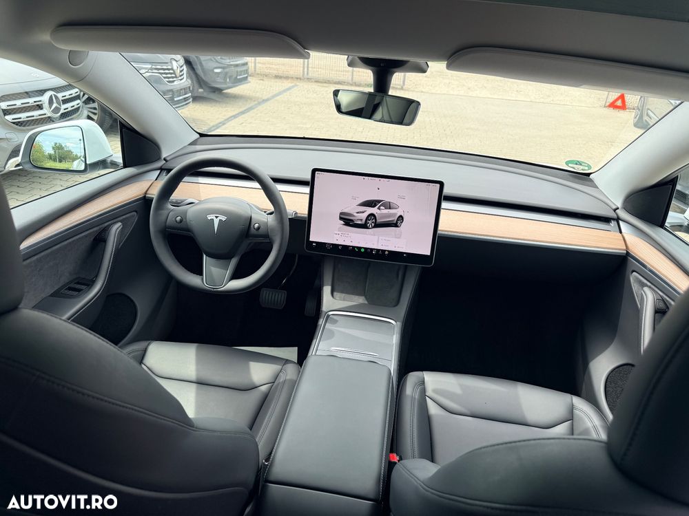 Tesla Model Y - 8