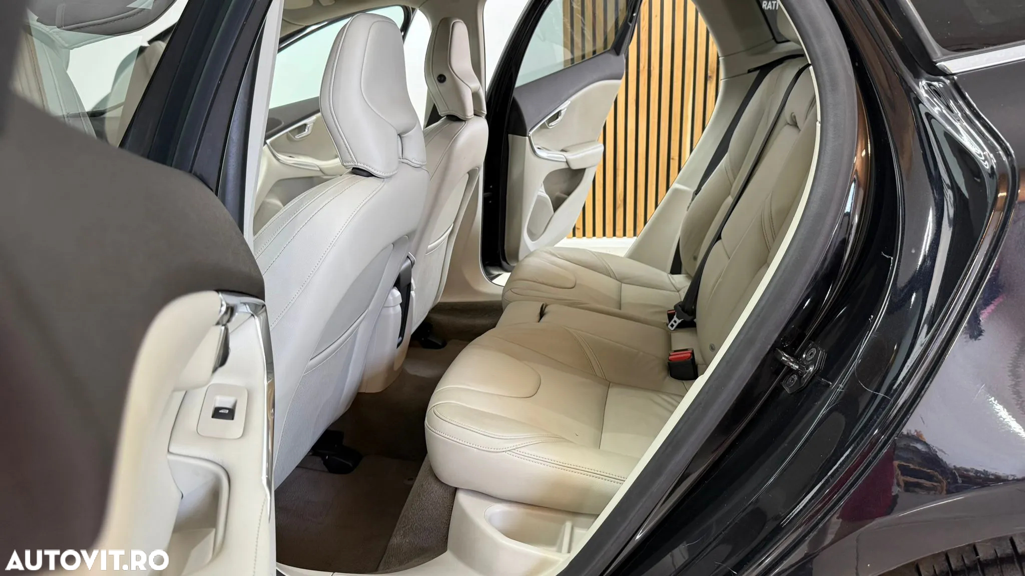 Volvo V40 Cross Country D2 Momentum - 16