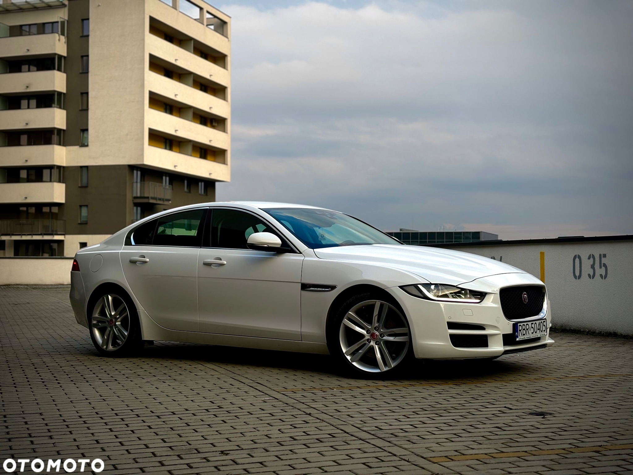 Jaguar XE 2.0 T Pure - 4