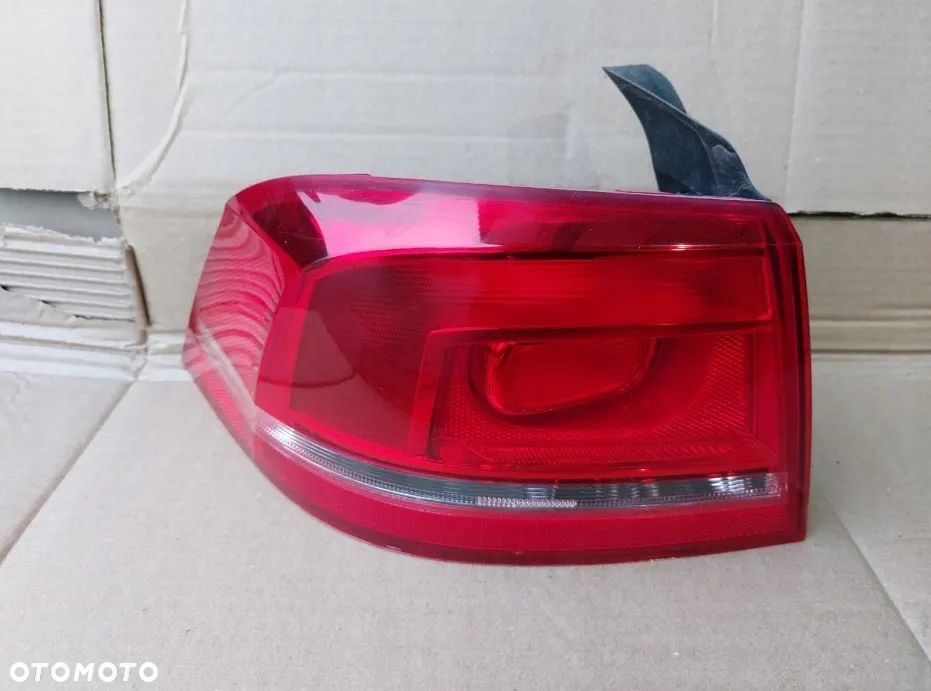 Lampa prawa lewa tylna prawy lewy tył Volkswagen Passat B7 sedan - 1