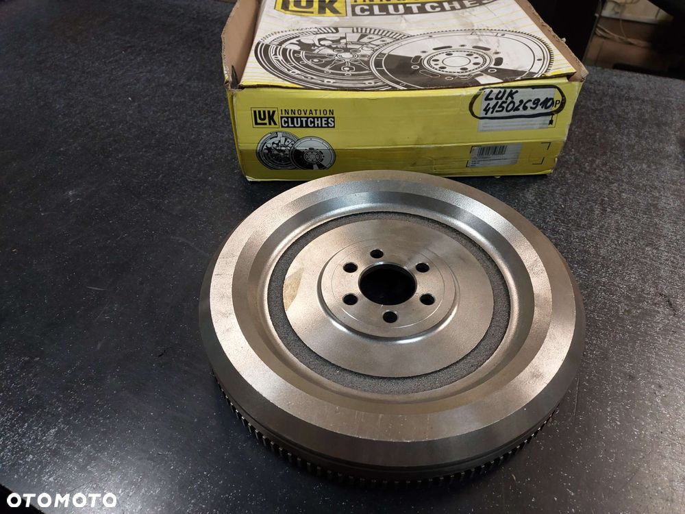 Koło zamachowe dwumasowe manualna 240mm, bez łożyska prowadzącego; bez zestawu śrubowego; z tarczką regulującą tarcie AUDI A3, A6 C6, Q3, TT; SEAT ALHAMBRA, ALTEA 1.9D/2.0D 02.03- - 1