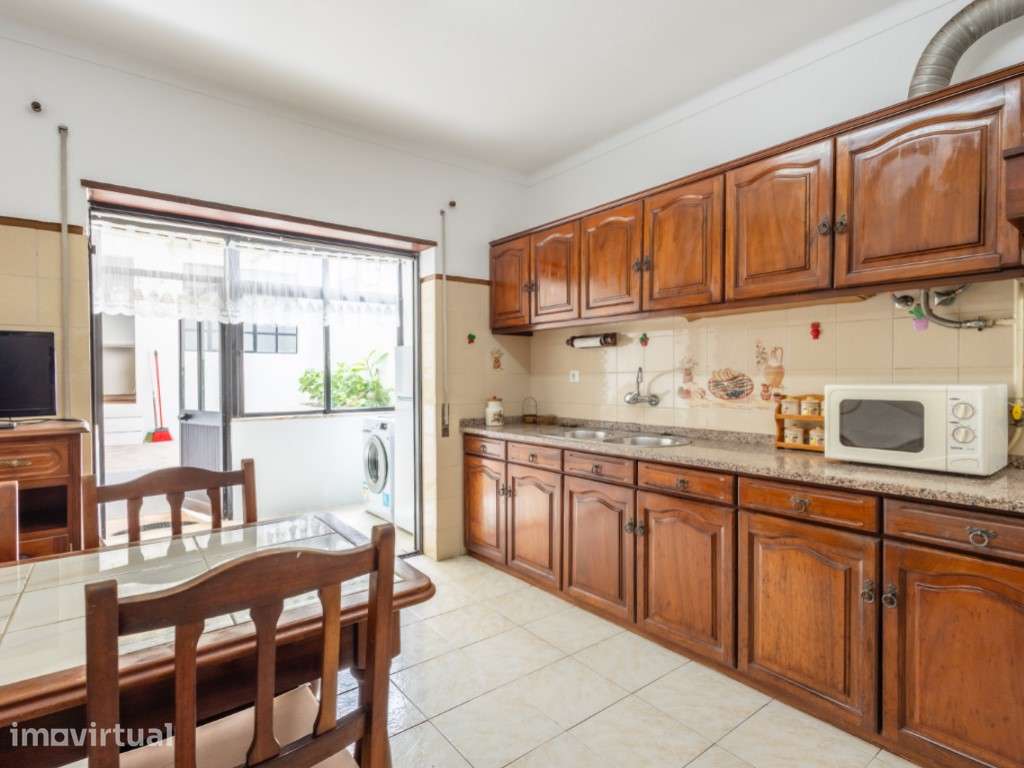 Moradia T1 + 2 mobilada com Garagem, logradouro e anexos com churra... - Grande imagem: 3/26