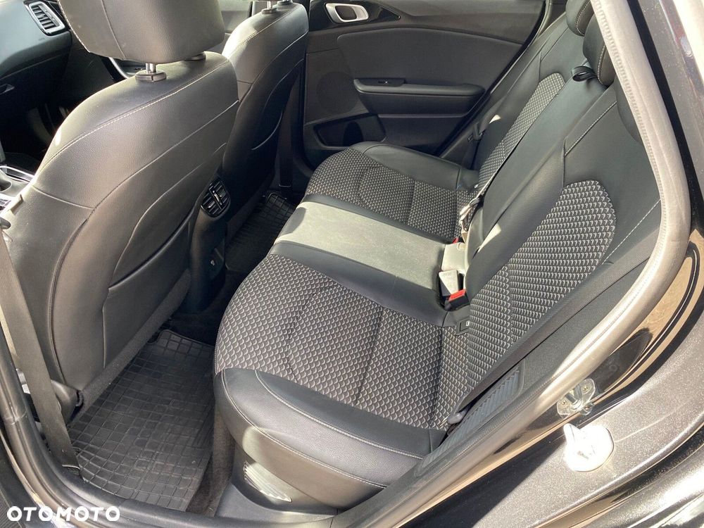 Kia Ceed - 11