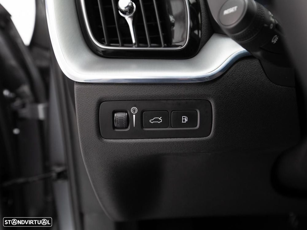 Volvo XC 60 2.0 T6 PHEV R-Design AWD - 15