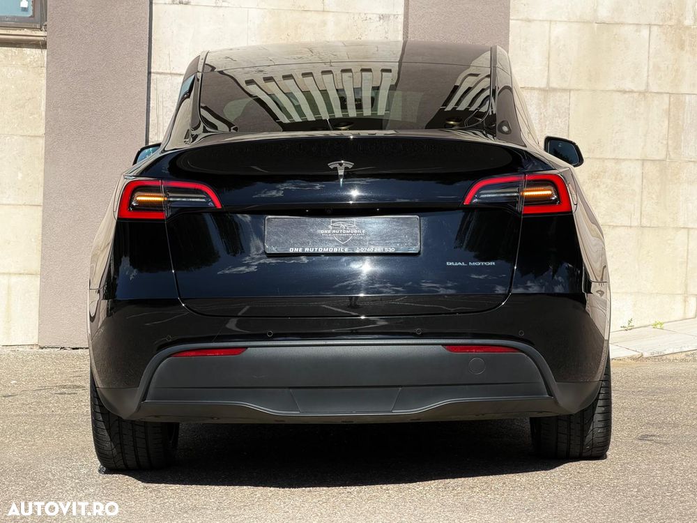 Tesla Model Y Long Range Dual Motor AWD - 12