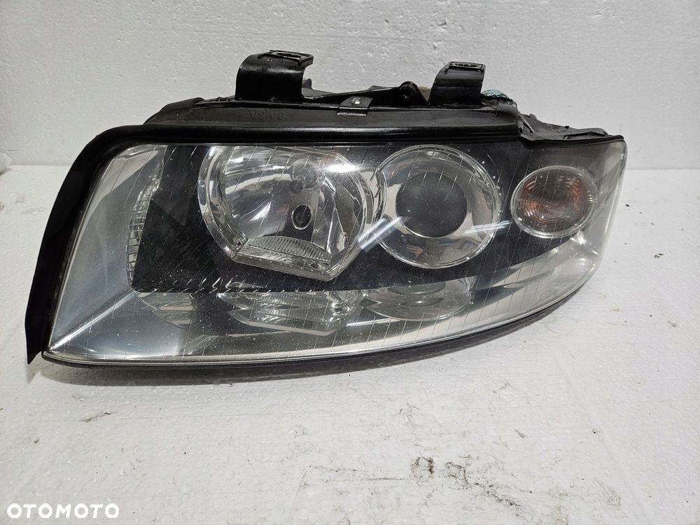 AUDI A4 REFLEKTOR LAMPA PRZÓD LEWA 8E0941003F