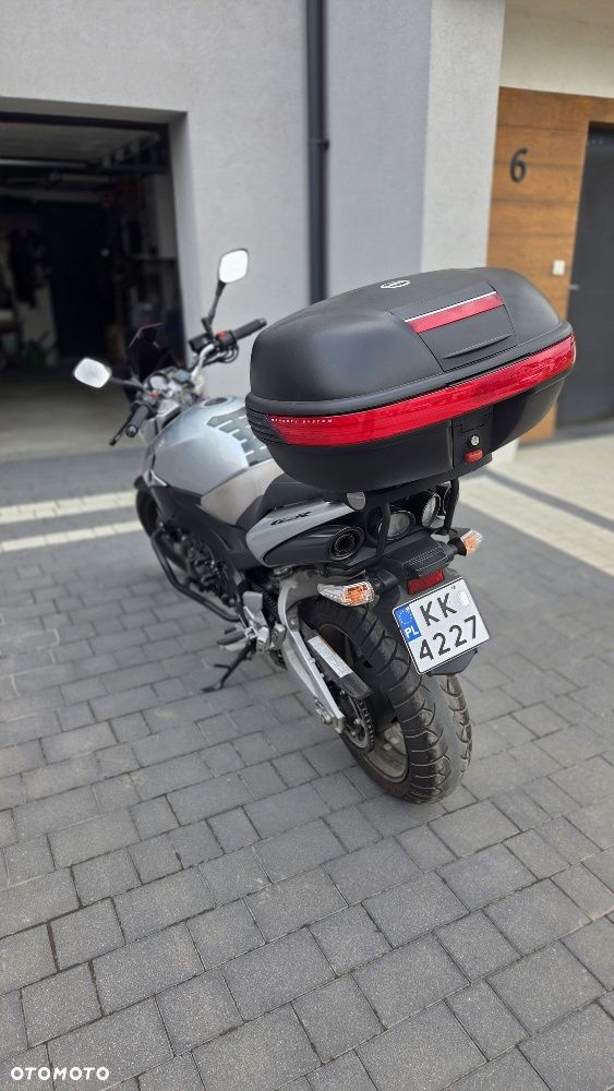Suzuki GSR - 7