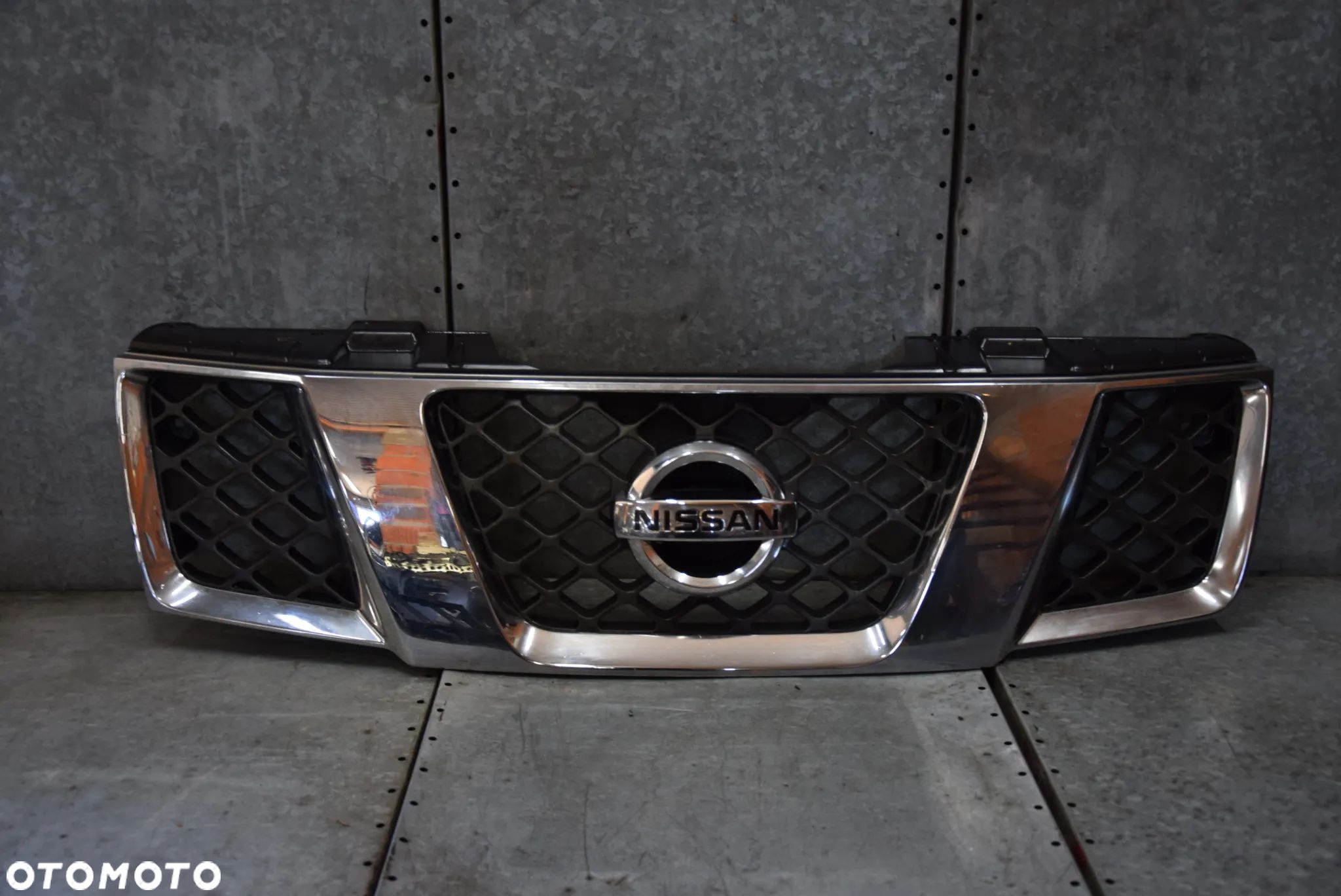 NISSAN NAVARA D40 GRILL ATRAPA - 1