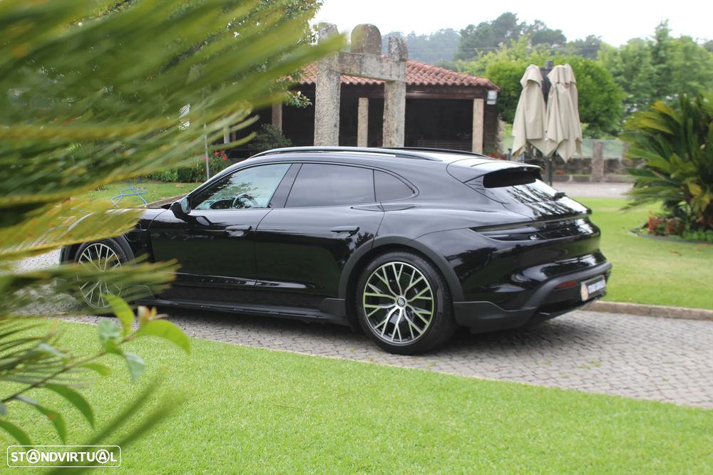 Porsche Taycan Cross Turismo 4 - 5