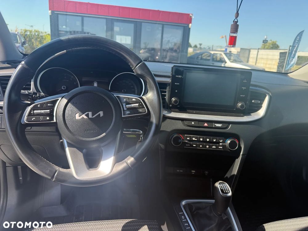 Kia Ceed 1.5 T-GDI M - 11