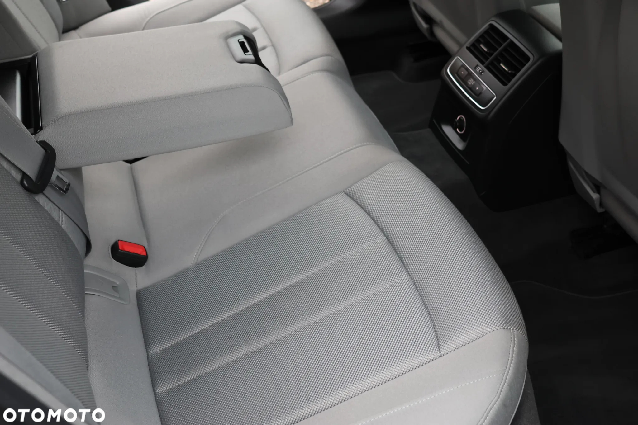 Audi A4 Avant 2.0 TDI ultra S tronic - 33