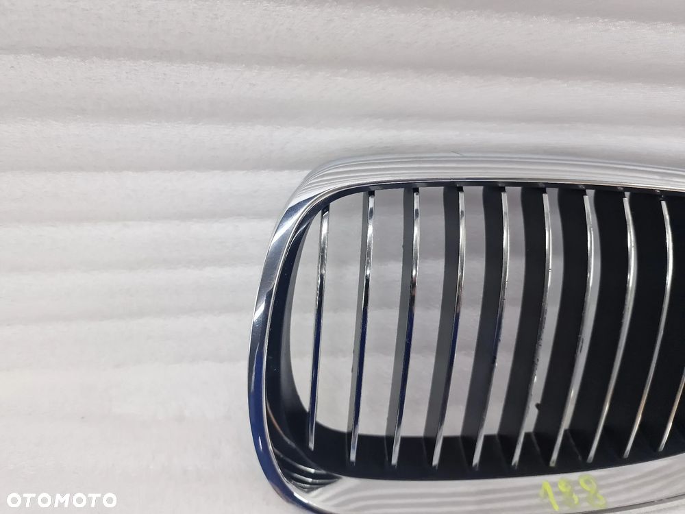 BMW E90 / E91 / E92 05- LEWA NERKA / ATRAPA / GRILL PRZEDNI PRZÓD Z CHROMOWANYMI PIONOWYMI PASECZKAMI ( ŻEBERKAMI ) , NR 1648030407 / 224059-10 / 224059 , NR AUKCJI GL188 - 2