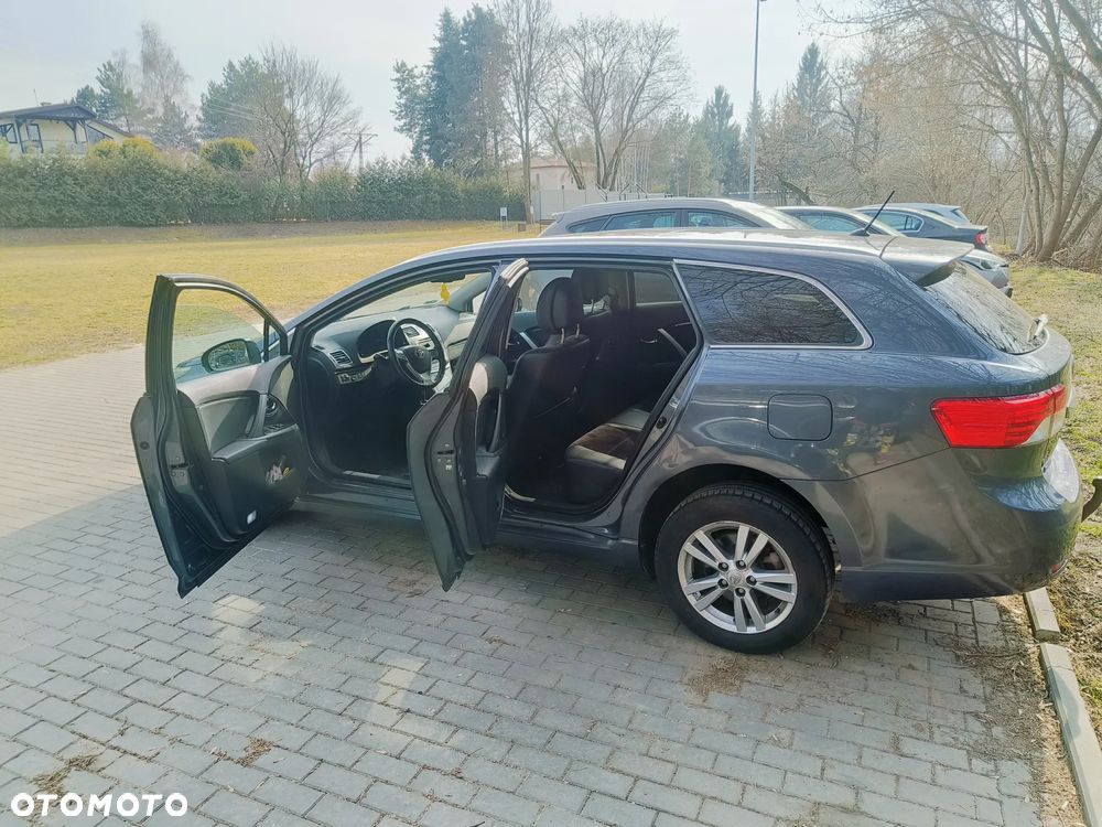 Toyota Avensis Combi 2.0 D-4D Comfort - 2