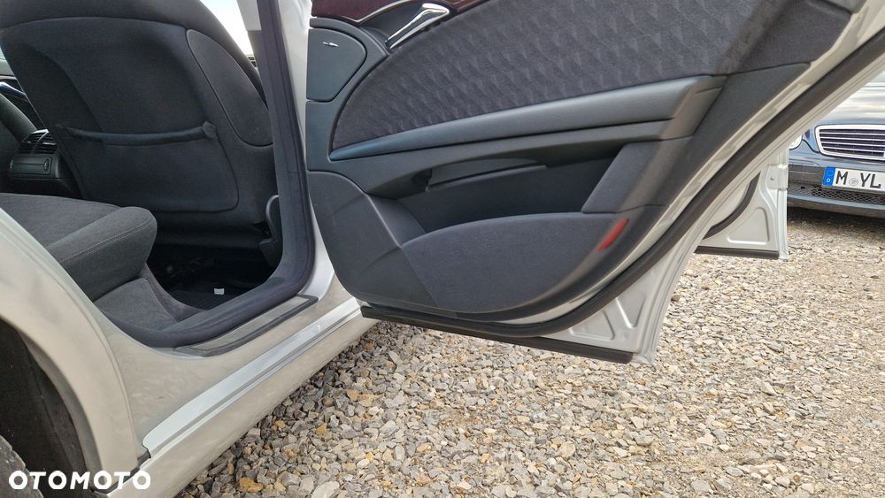 Mercedes-Benz Klasa E 200 Kompressor Automatik Classic - 14