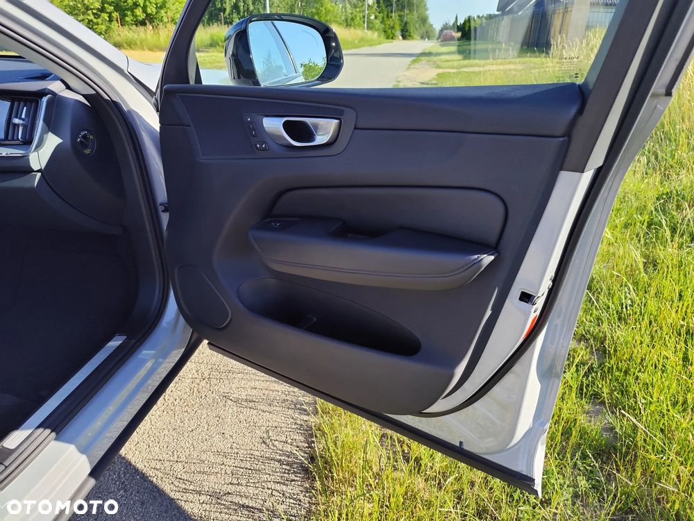 Volvo XC 60 B5 B AWD Essential - 21