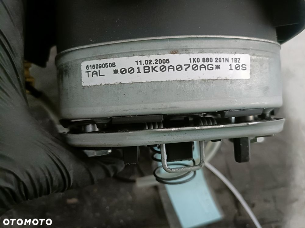 VOLKSWAGEN GOLF V 03-09 r. PODUSZKA POWIETRZNA AIRBAG KIEROWCY 1K0880201N + - 3