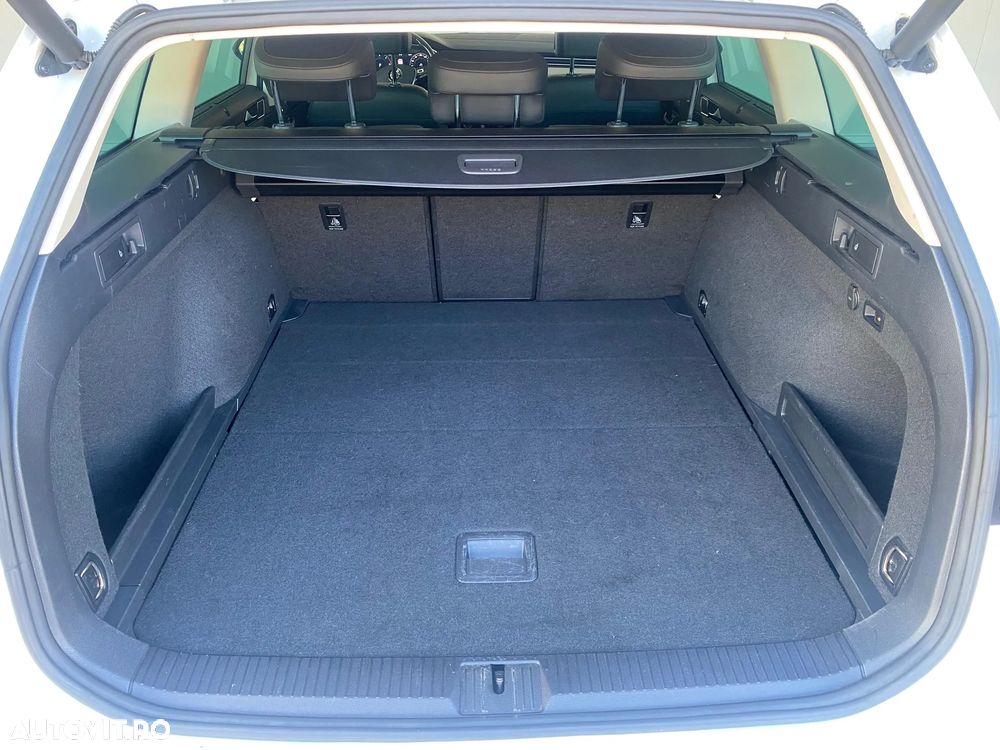 Volkswagen Passat - 12