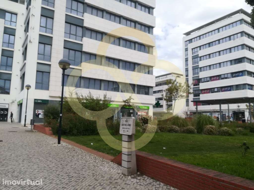 Loja em frente ao Hospital LUZ, Amadora - Grande imagem: 2/15
