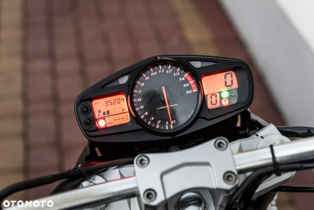 Suzuki GSR - 9