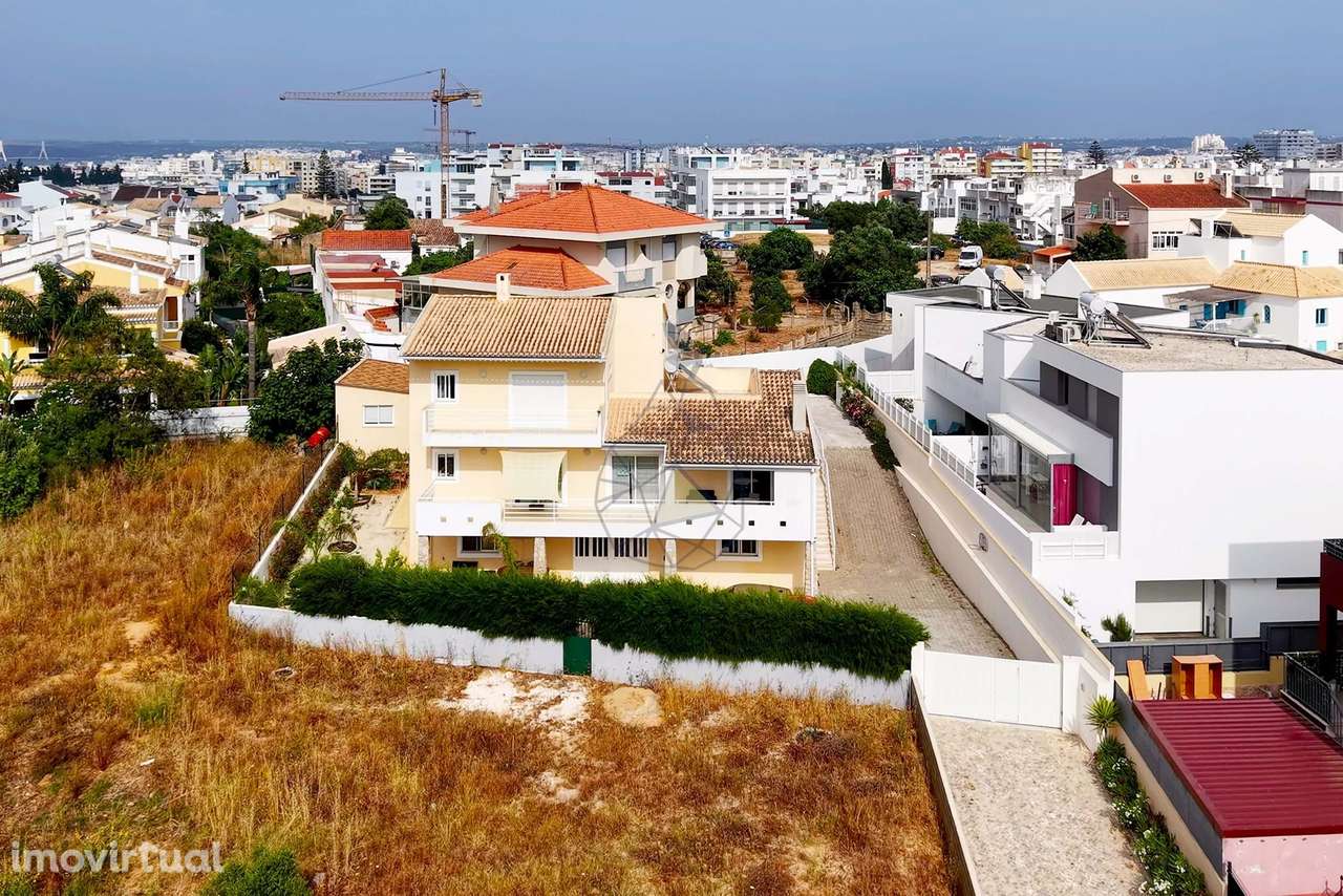 Excelente Moradia Triplex V4 com amplo espaço exterior em Portimão - Grande imagem: 3/60