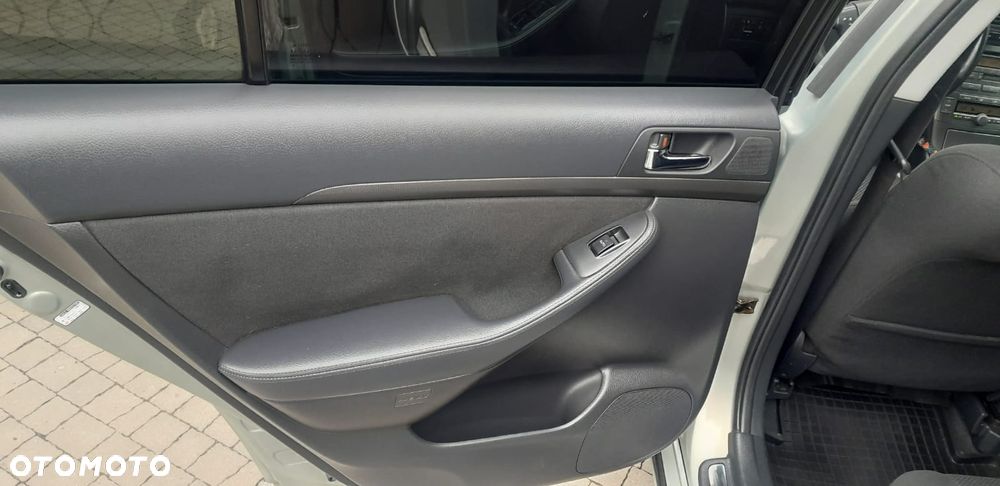 Toyota Avensis 2.0 D-4D High - 10